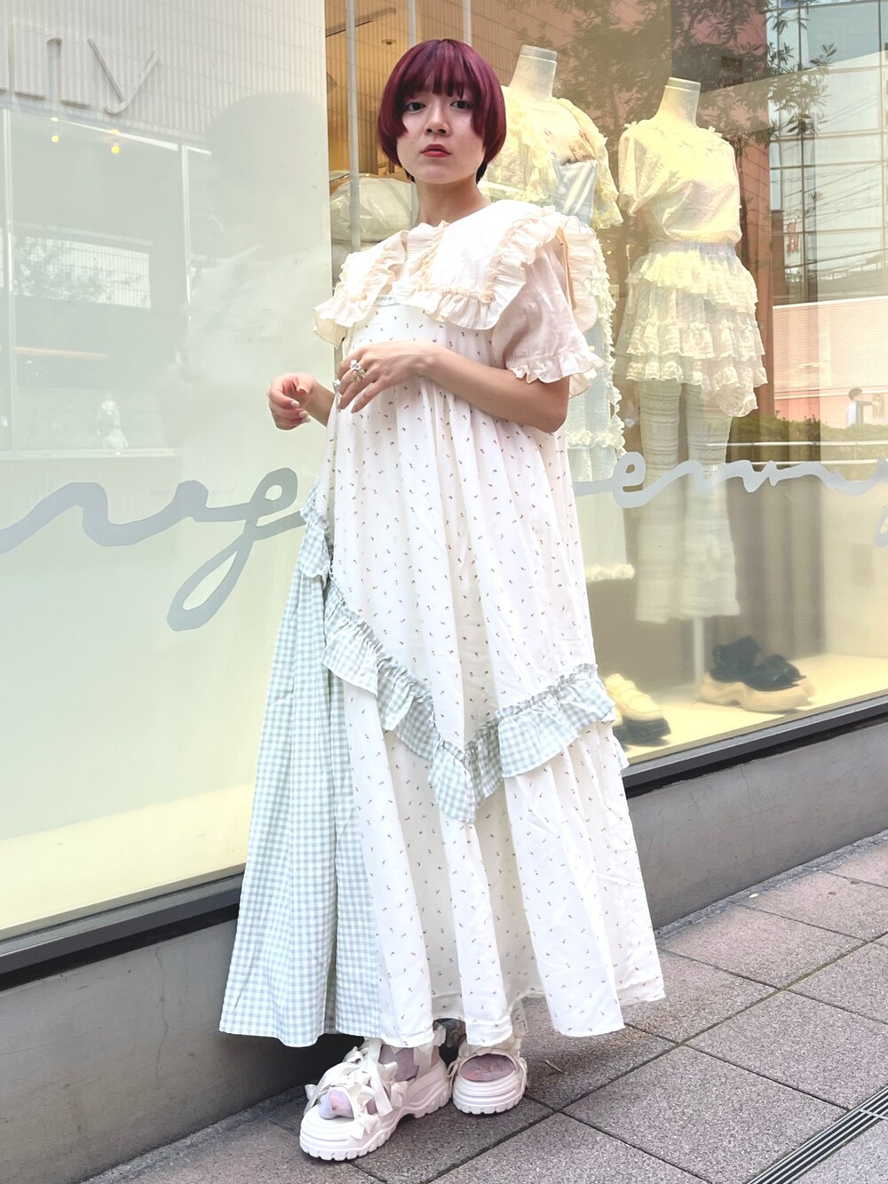 イエロー系のシャツ/ブラウス、グリーン系のワンピース、ホワイト系のサンダルを着用したレディースの春コーディネートの3枚目の写真