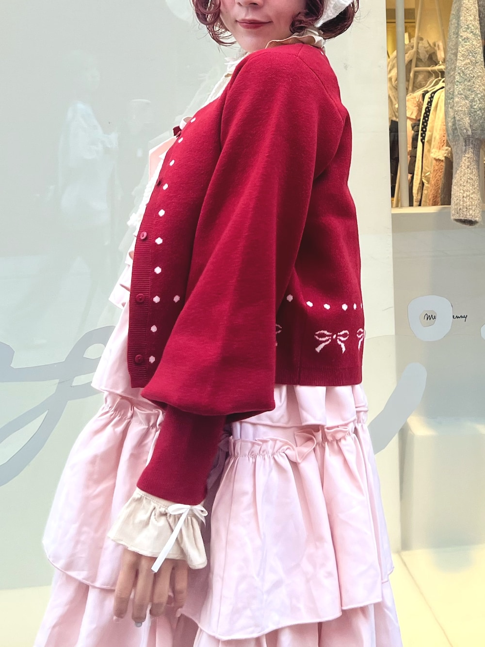 ピンク系のワンピース、レッド系のカーディガン/ボレロ、ベージュ系のシャツ/ブラウスを着用したレディースの秋コーディネートの6枚目の写真