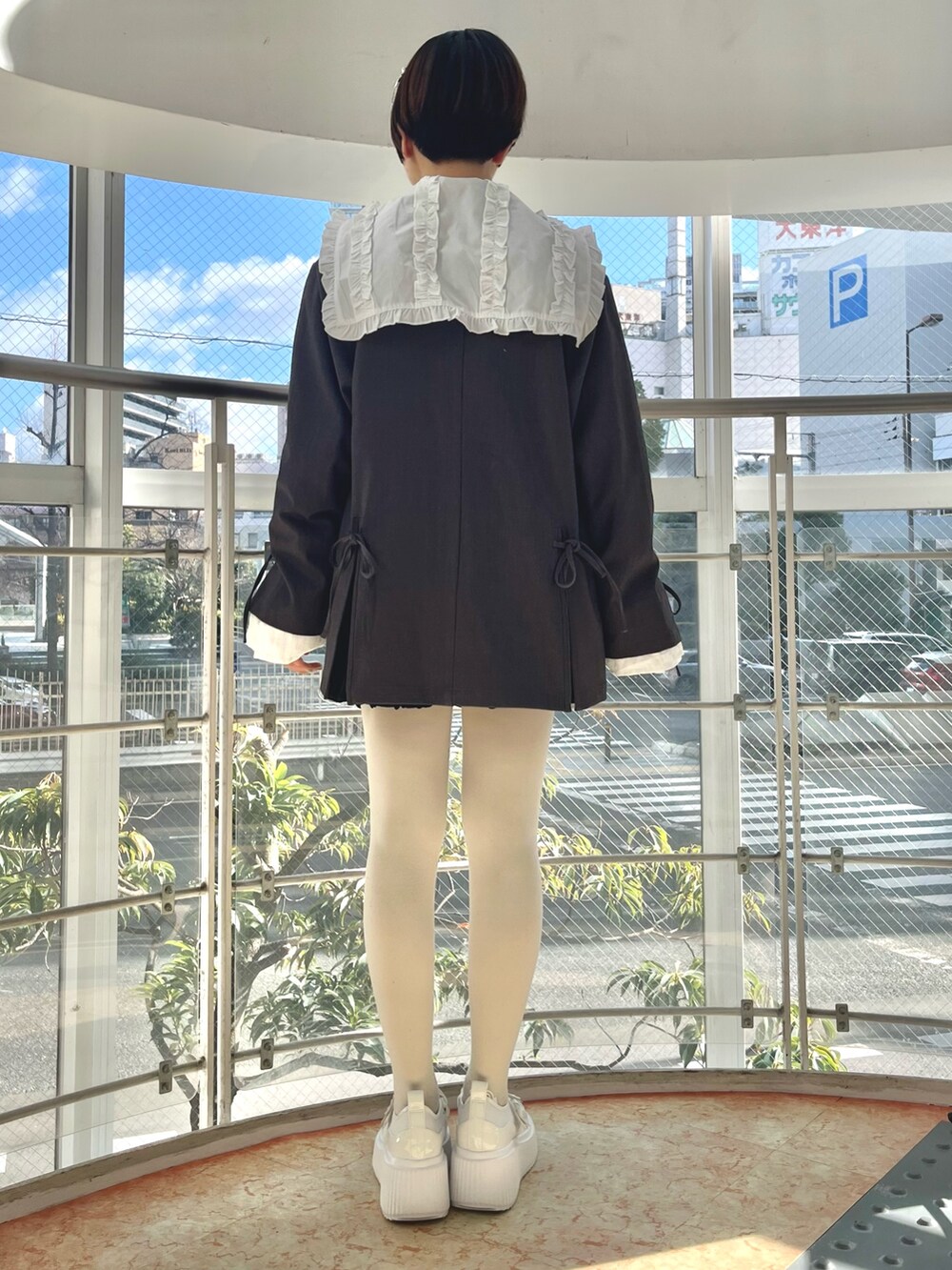 グレー系のテーラードジャケット、ホワイト系のシャツ/ブラウス、ブラック系のスカートを着用したレディースの冬コーディネートの5枚目の写真