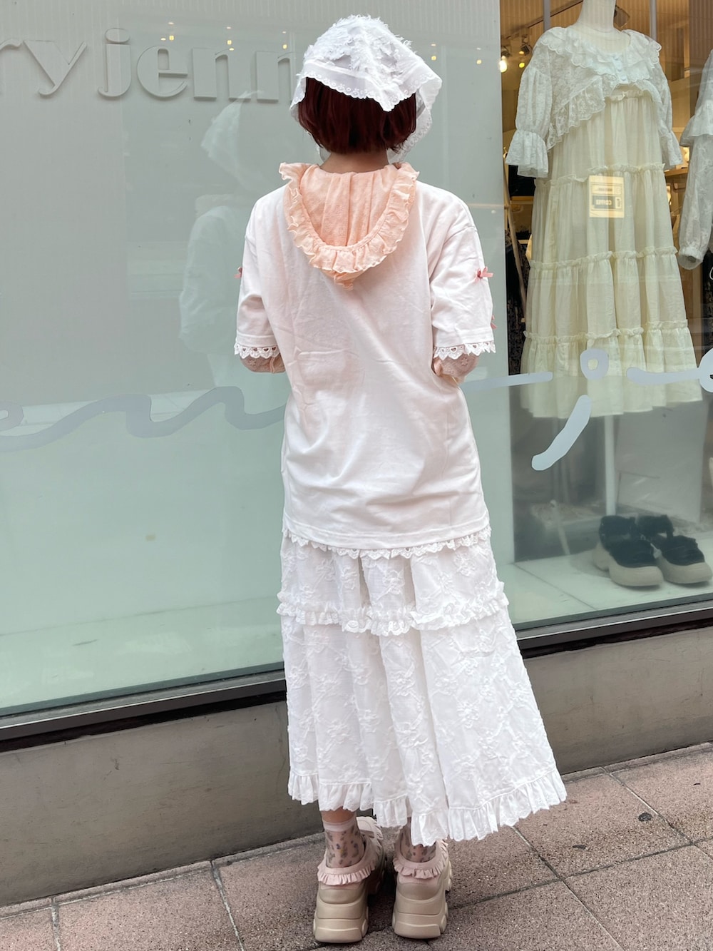 ホワイト系のスカート、ホワイト系のハンドバッグ、ホワイト系のTシャツ/カットソーを着用したレディースの夏コーディネートの4枚目の写真