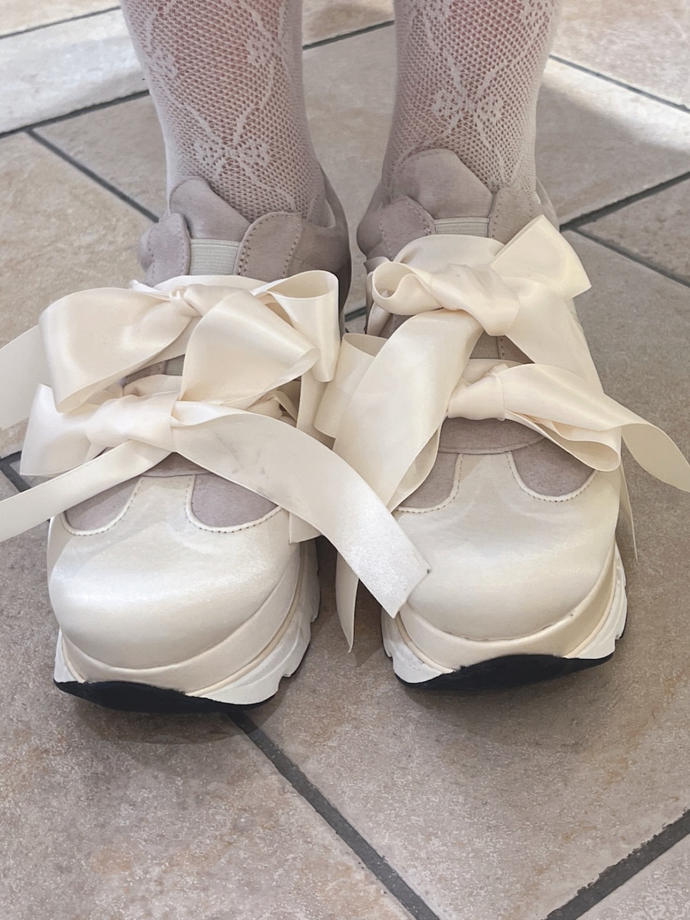 ホワイト系のワンピース、ホワイト系のスニーカー、ホワイト系の付け襟を着用したレディースの春コーディネートの8枚目の写真