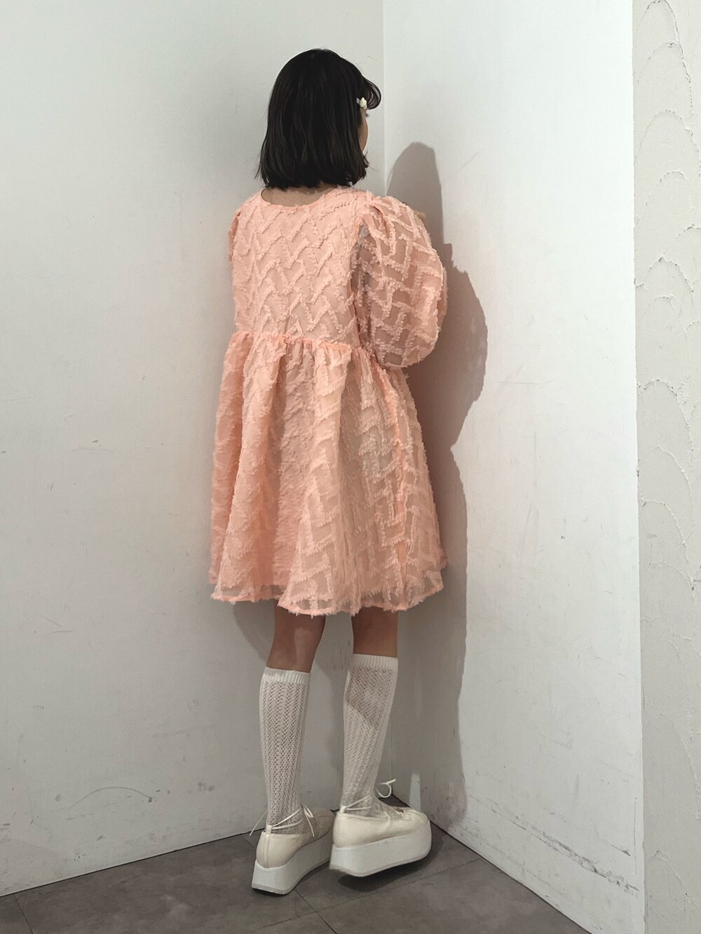 ピンク系のワンピース、ホワイト系のバレエシューズ、ホワイト系のバレッタ/ヘアクリップを着用したレディースの春コーディネートの6枚目の写真