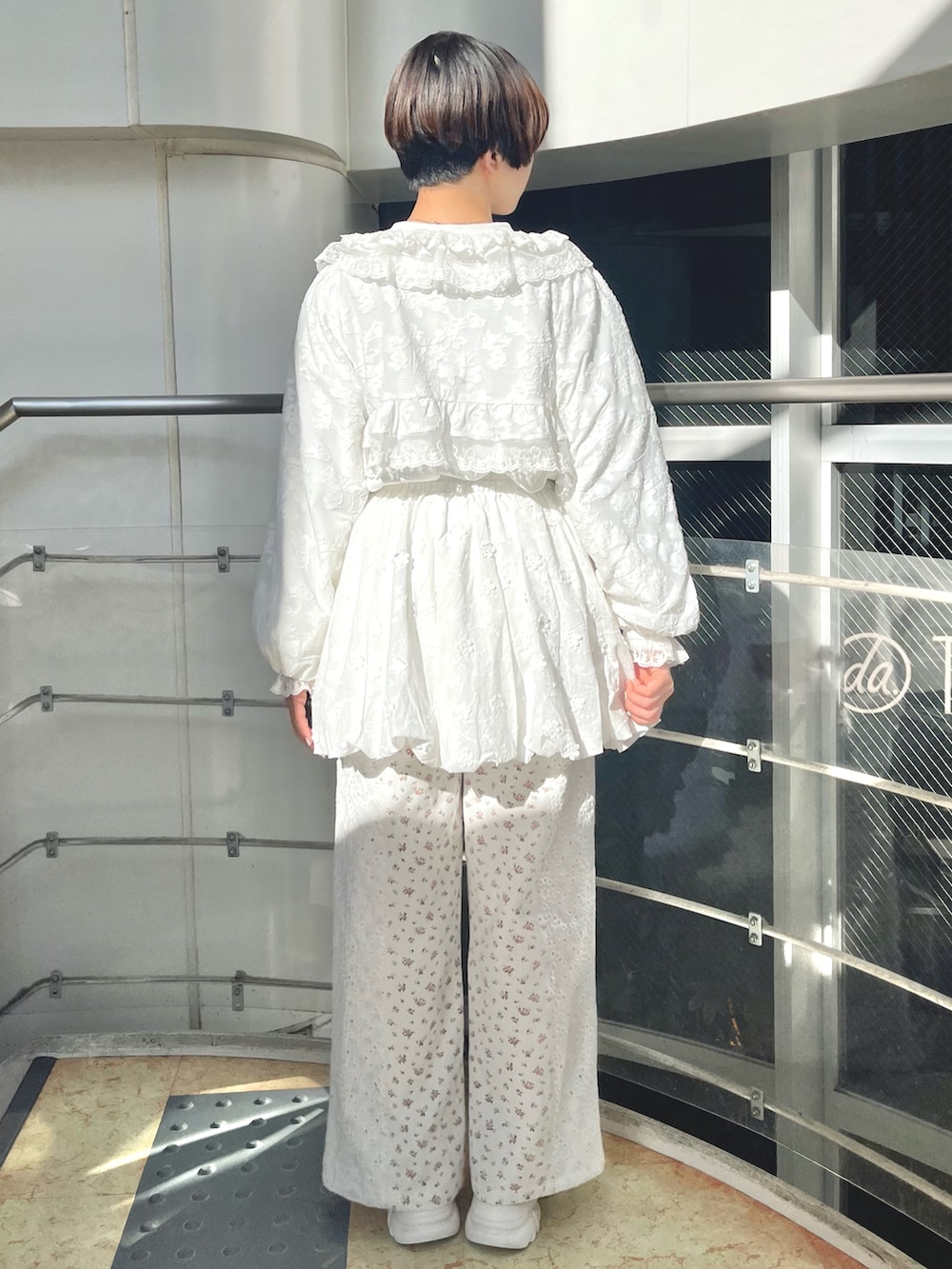 ホワイト系のスウェット、ホワイト系のカーディガン/ボレロ、ホワイト系のスカートを着用したレディースの冬コーディネートの4枚目の写真