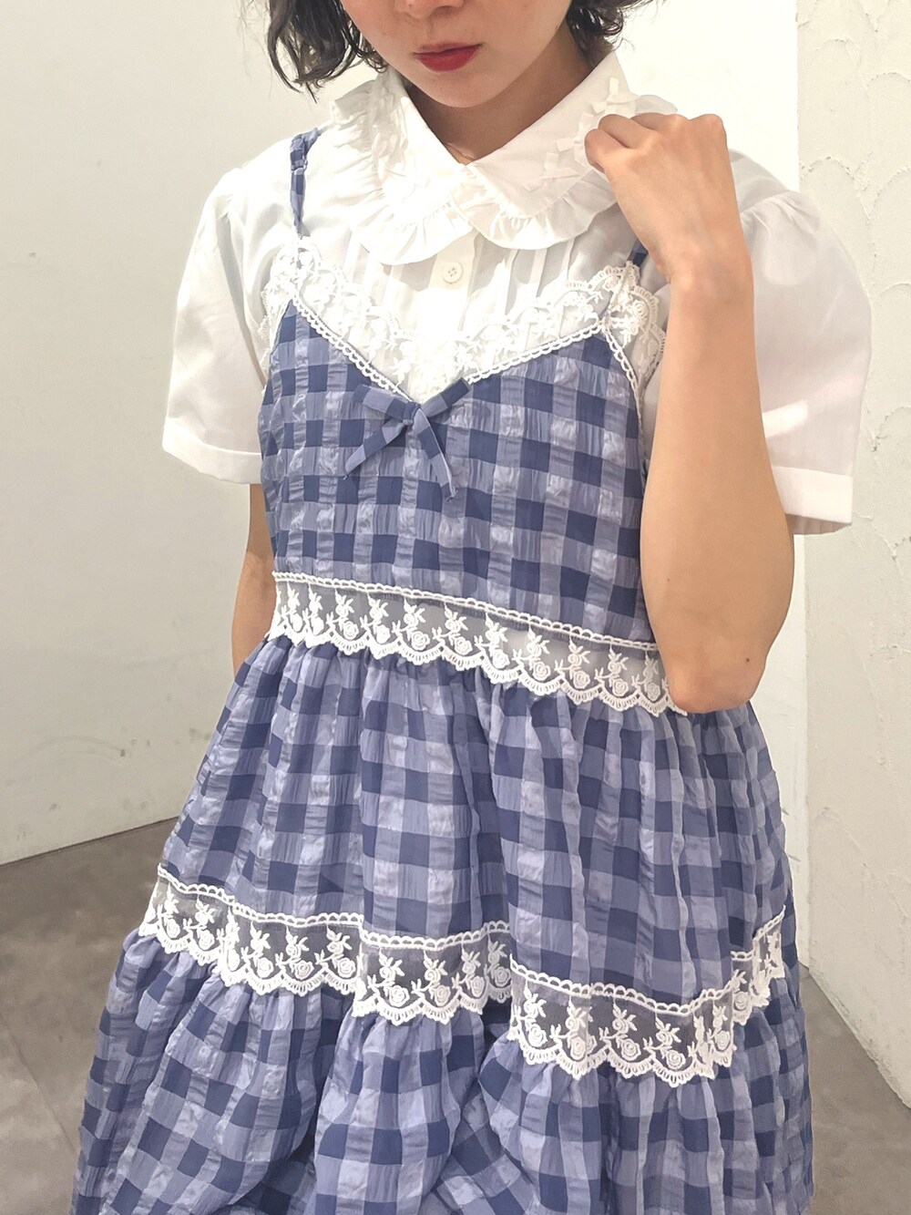 ブルー系のキャミソール、グレー系のスウェットパンツ、ホワイト系のシャツ/ブラウスを着用したレディースの春コーディネートの5枚目の写真