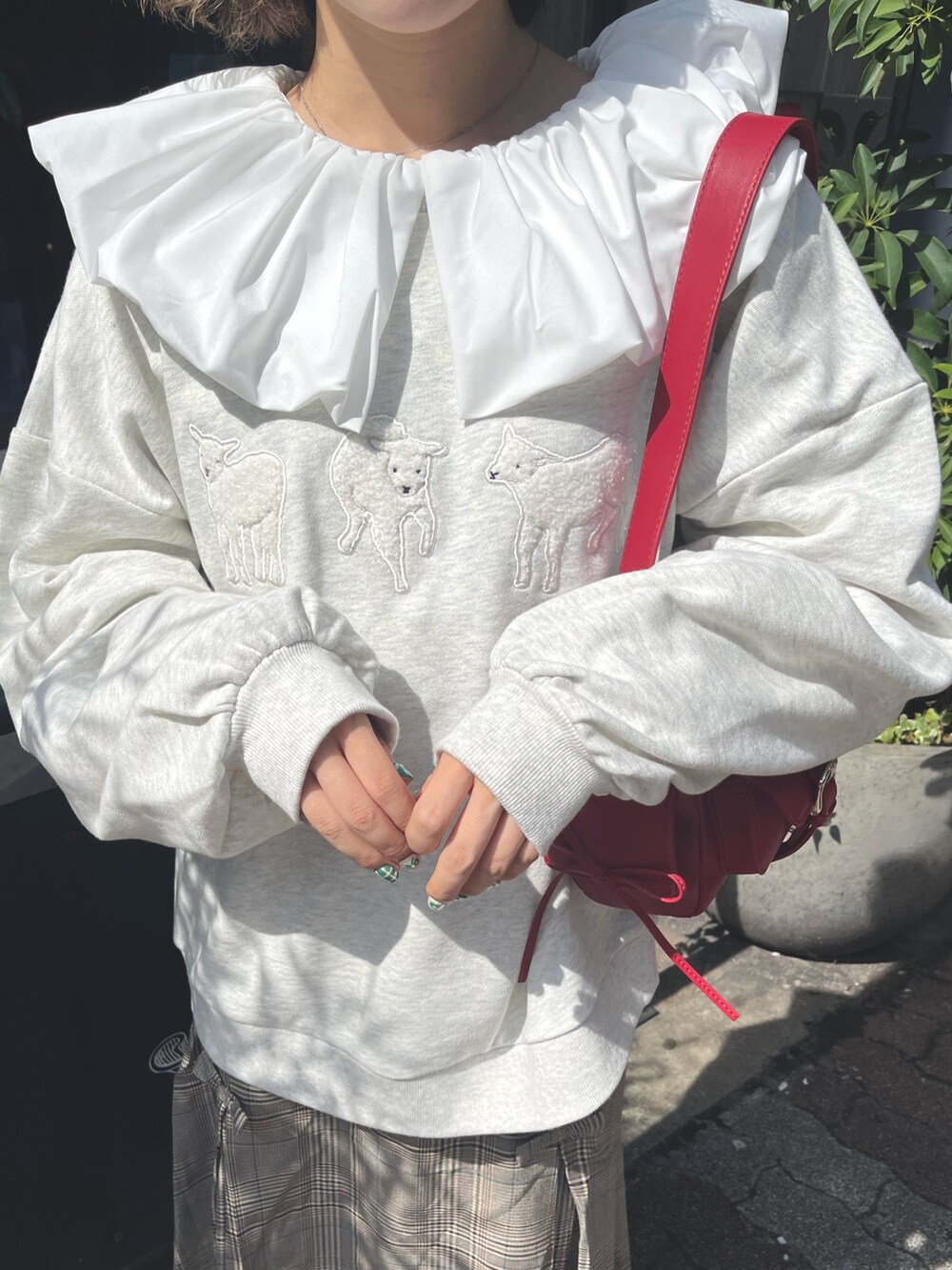 グレー系のスウェット、ホワイト系のシャツ/ブラウス、レッド系のショルダーバッグを着用したレディースの秋コーディネートの7枚目の写真