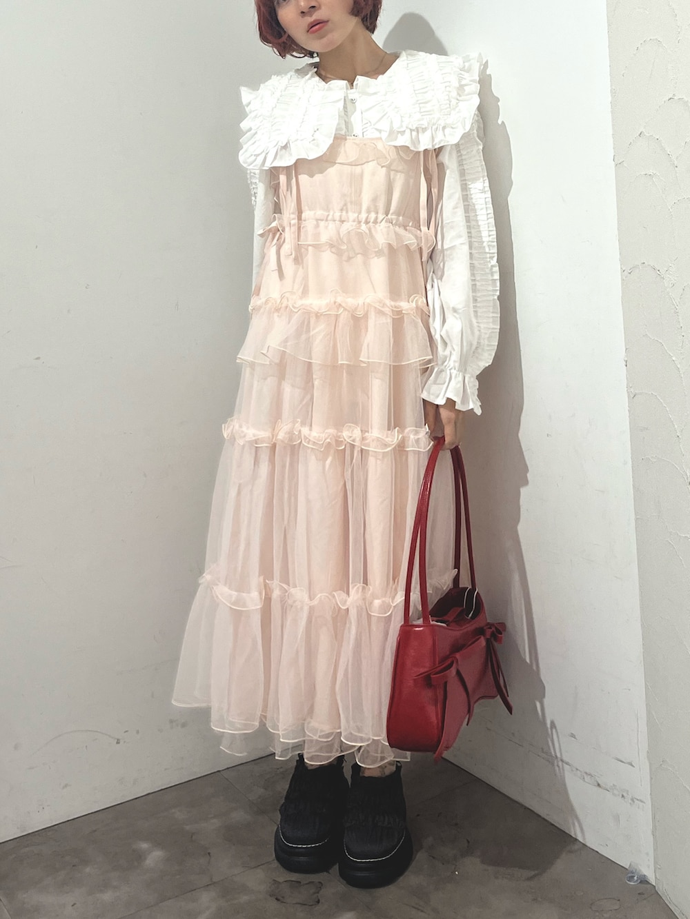 ホワイト系のシャツ/ブラウス、ピンク系のワンピース、レッド系のハンドバッグを着用したレディースの秋コーディネートの2枚目の写真