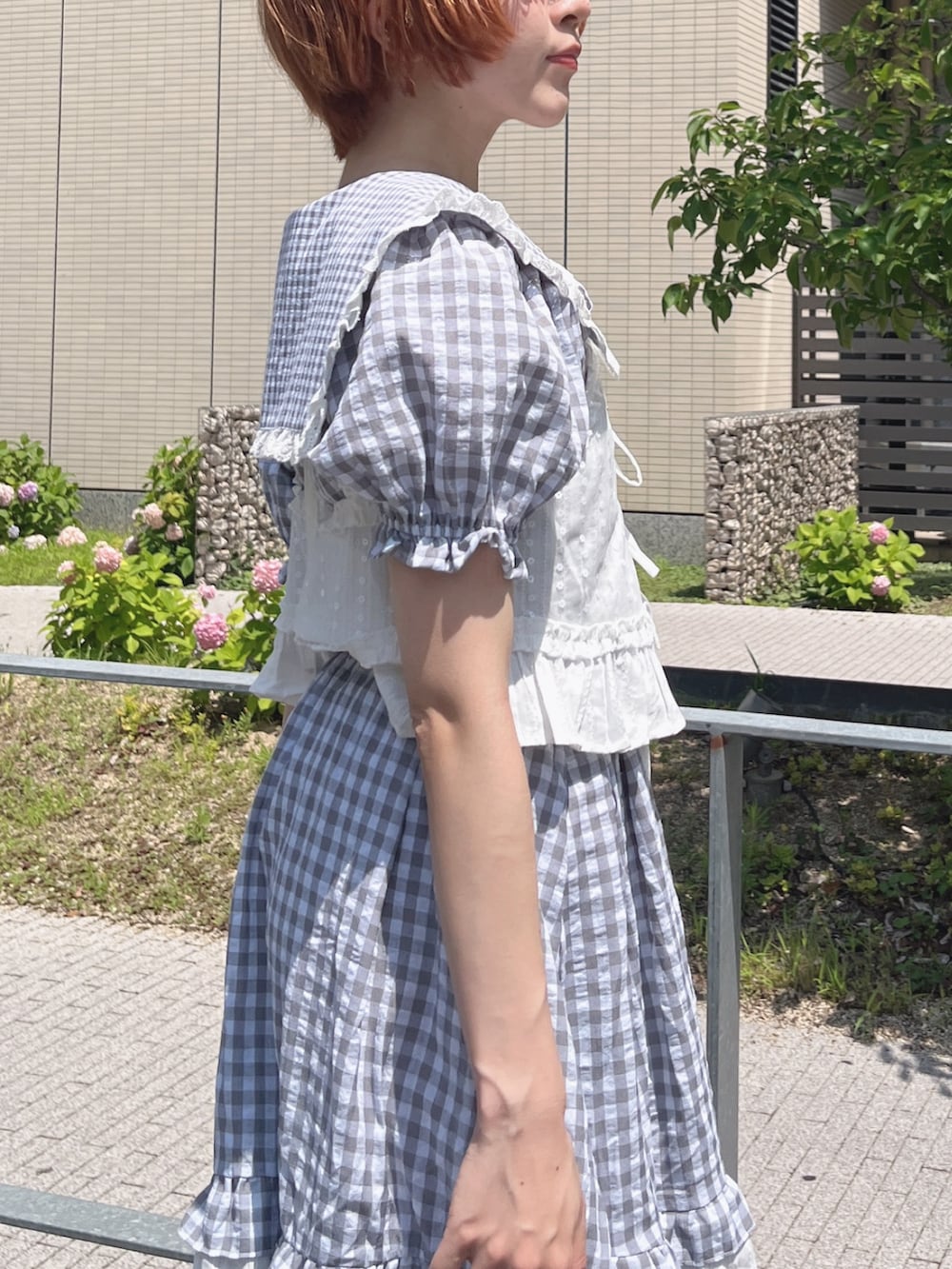 ホワイト系のシャツ/ブラウス、グレー系のシャツ/ブラウス、ホワイト系のサンダルを着用したレディースの夏コーディネートの5枚目の写真