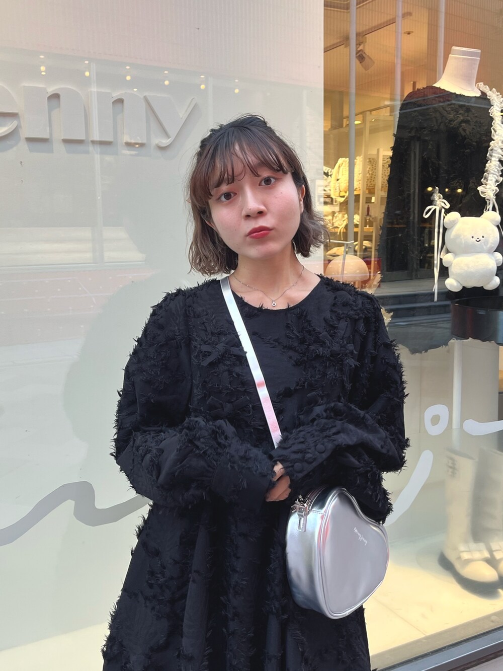 シルバー系のバレエシューズ、ブラック系のワンピース、シルバー系のショルダーバッグを着用したレディースの秋コーディネートの5枚目の写真