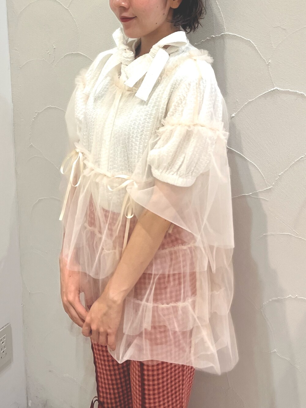 レッド系のスラックス、ホワイト系のTシャツ/カットソー、ホワイト系のシャツ/ブラウスを着用したレディースの夏コーディネートの4枚目の写真