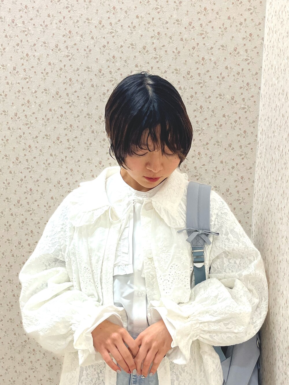 ブルー系のデニムパンツ、ホワイト系のシャツ/ブラウス、ホワイト系のテーラードジャケットを着用したレディースの冬コーディネートの4枚目の写真