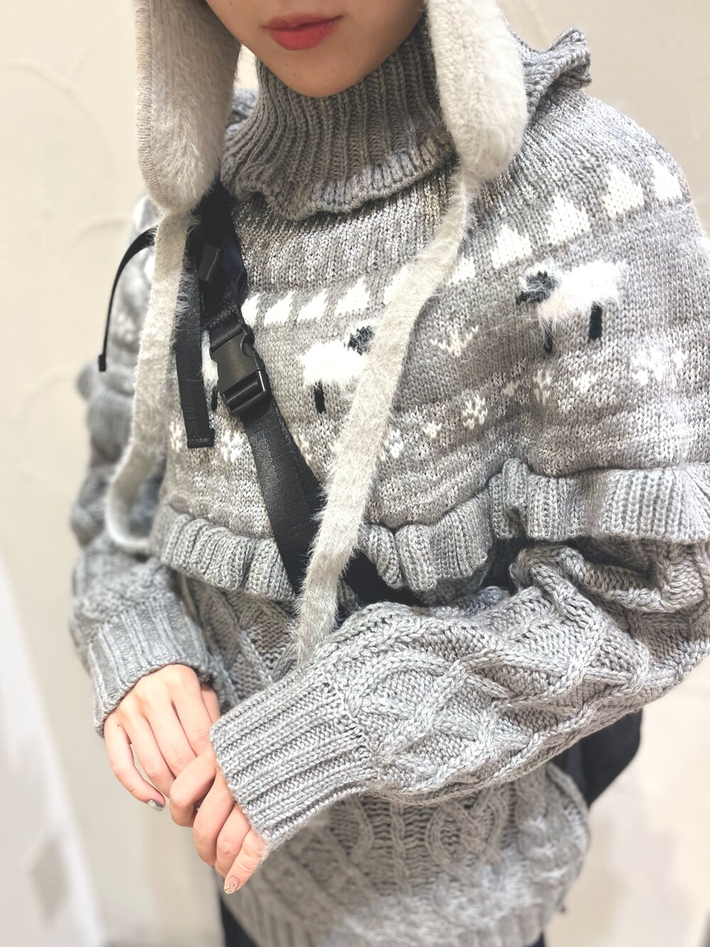 ホワイト系のローファー、グレー系のニット/セーター、ブラック系のショルダーバッグを着用したレディースの冬コーディネートの8枚目の写真