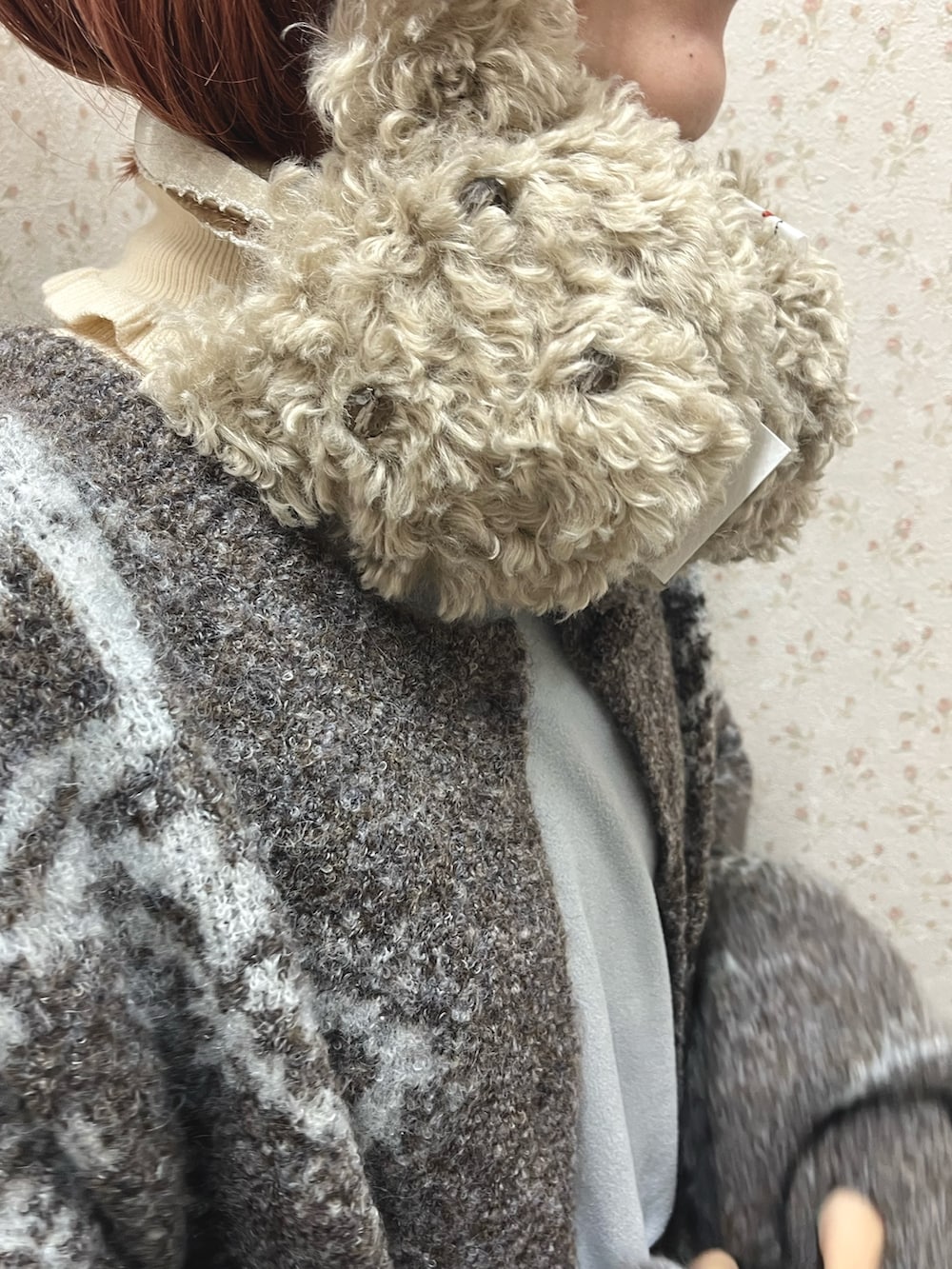 ホワイト系のニット/セーター、ブルー系のワンピース、ブラウン系のカーディガン/ボレロを着用したレディースの秋コーディネートの9枚目の写真