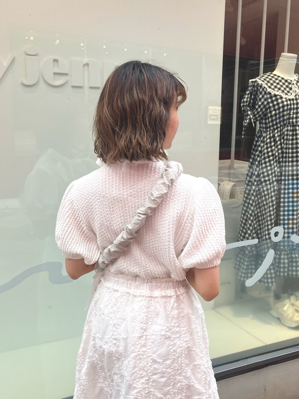 ホワイト系のスカート、ホワイト系のシャツ/ブラウス、グリーン系のショルダーバッグを着用したレディースの夏コーディネートの6枚目の写真