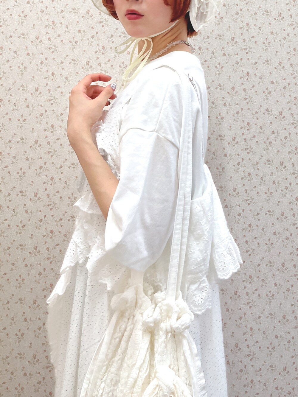 ホワイト系のTシャツ/カットソー、ホワイト系のワンピース、ホワイト系のスニーカーを着用したレディースの夏コーディネートの7枚目の写真