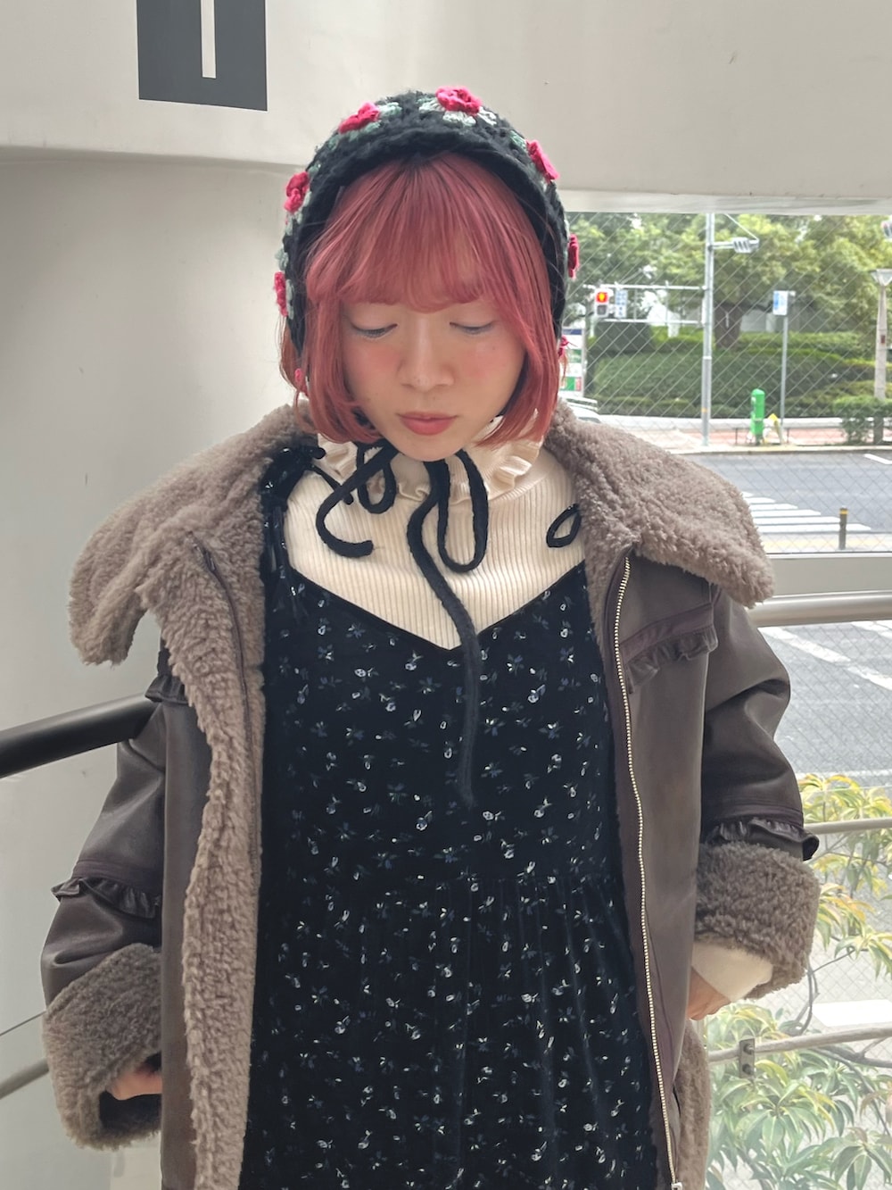 ブラウン系のムートンコート、ホワイト系のニット/セーター、その他のワンピースを着用したレディースの秋コーディネートの5枚目の写真