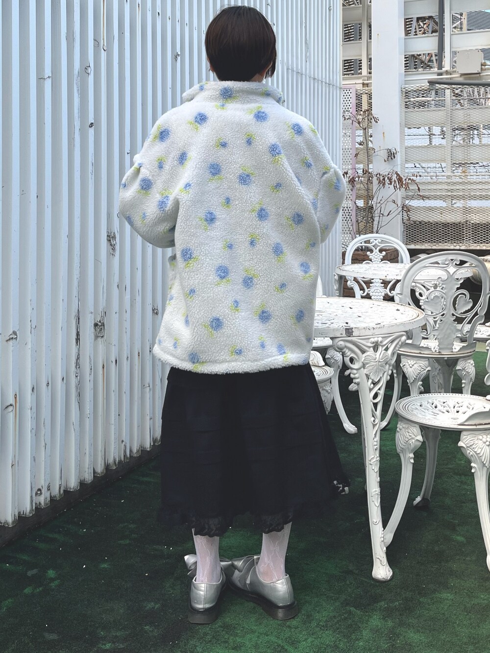 ブラック系のショルダーバッグ、ブルー系のニット/セーター、ホワイト系のシャツ/ブラウスを着用したレディースの冬コーディネートの5枚目の写真