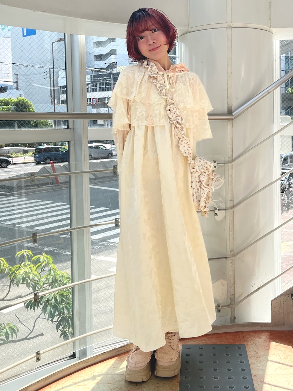 ホワイト系のワンピース、ピンク系のショルダーバッグ、ホワイト系のシャツ/ブラウスを着用したレディースの夏コーディネートの5枚目の写真