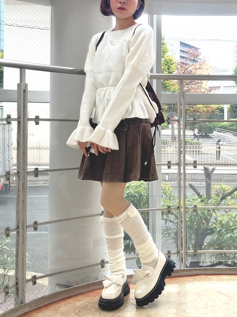 ホワイト系のニット/セーター、ホワイト系のダッフルコート、その他のスカートを着用したレディースの秋コーディネートの5枚目の写真
