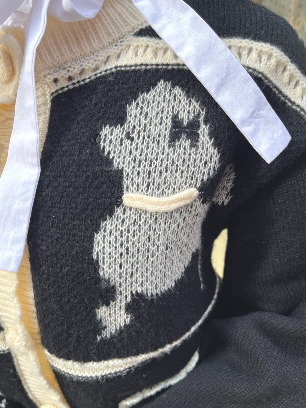 ピンク系のダウンジャケット/コート、ホワイト系のシャツ/ブラウス、ブラック系のカーディガン/ボレロを着用したレディースの秋コーディネートの4枚目の写真