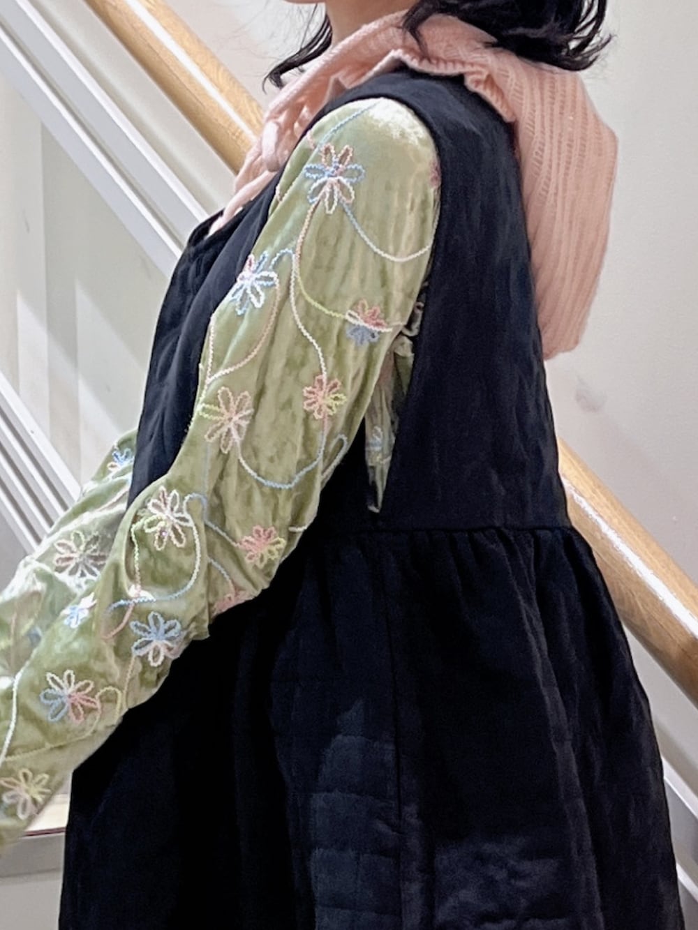 ブラック系のワンピース、ブラック系のスニーカー、グリーン系のTシャツ/カットソーを着用したレディースの秋コーディネートの3枚目の写真