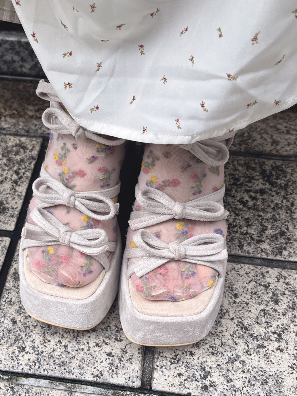 ベージュ系のTシャツ/カットソー、ベージュ系のサンダル、グリーン系のワンピースを着用したレディースの夏コーディネートの10枚目の写真