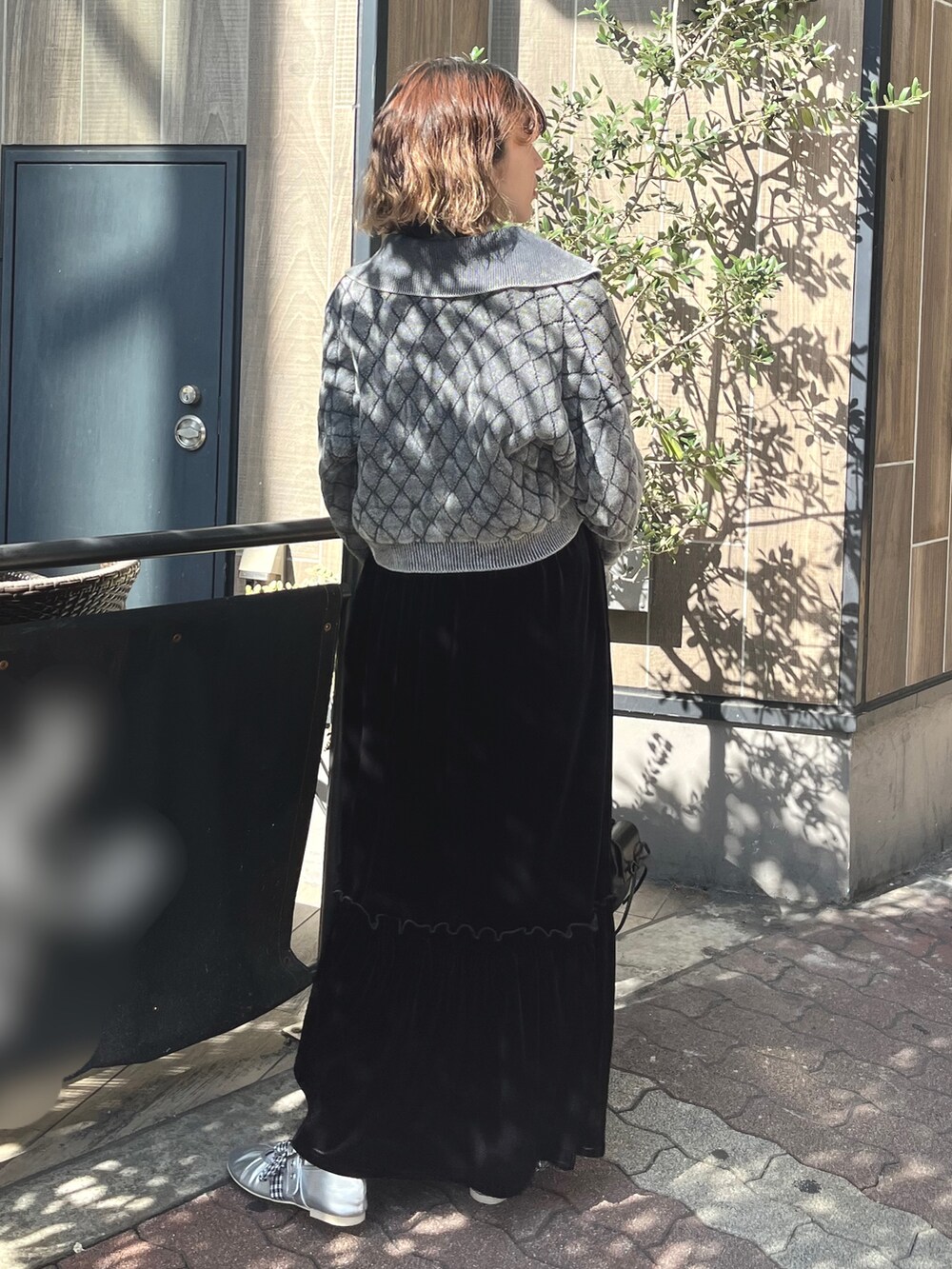 ブラック系のワンピース、グレー系のカーディガン/ボレロ、ブルー系のニット/セーターを着用したレディースの秋コーディネートの3枚目の写真