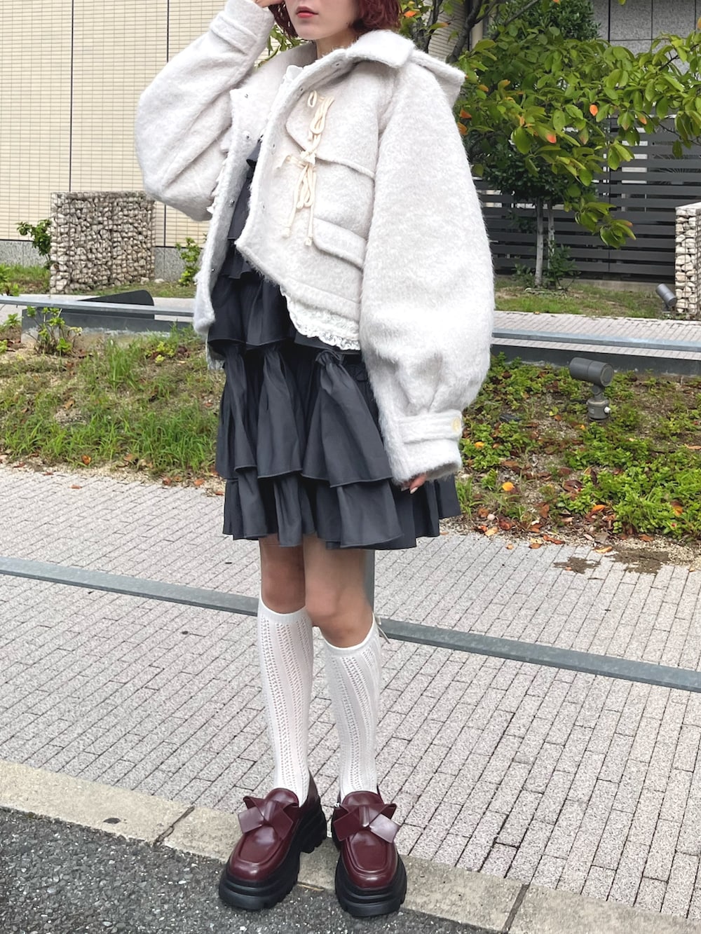 グレー系のワンピース、ホワイト系のダッフルコート、ホワイト系のシャツ/ブラウスを着用したレディースの秋コーディネートの3枚目の写真