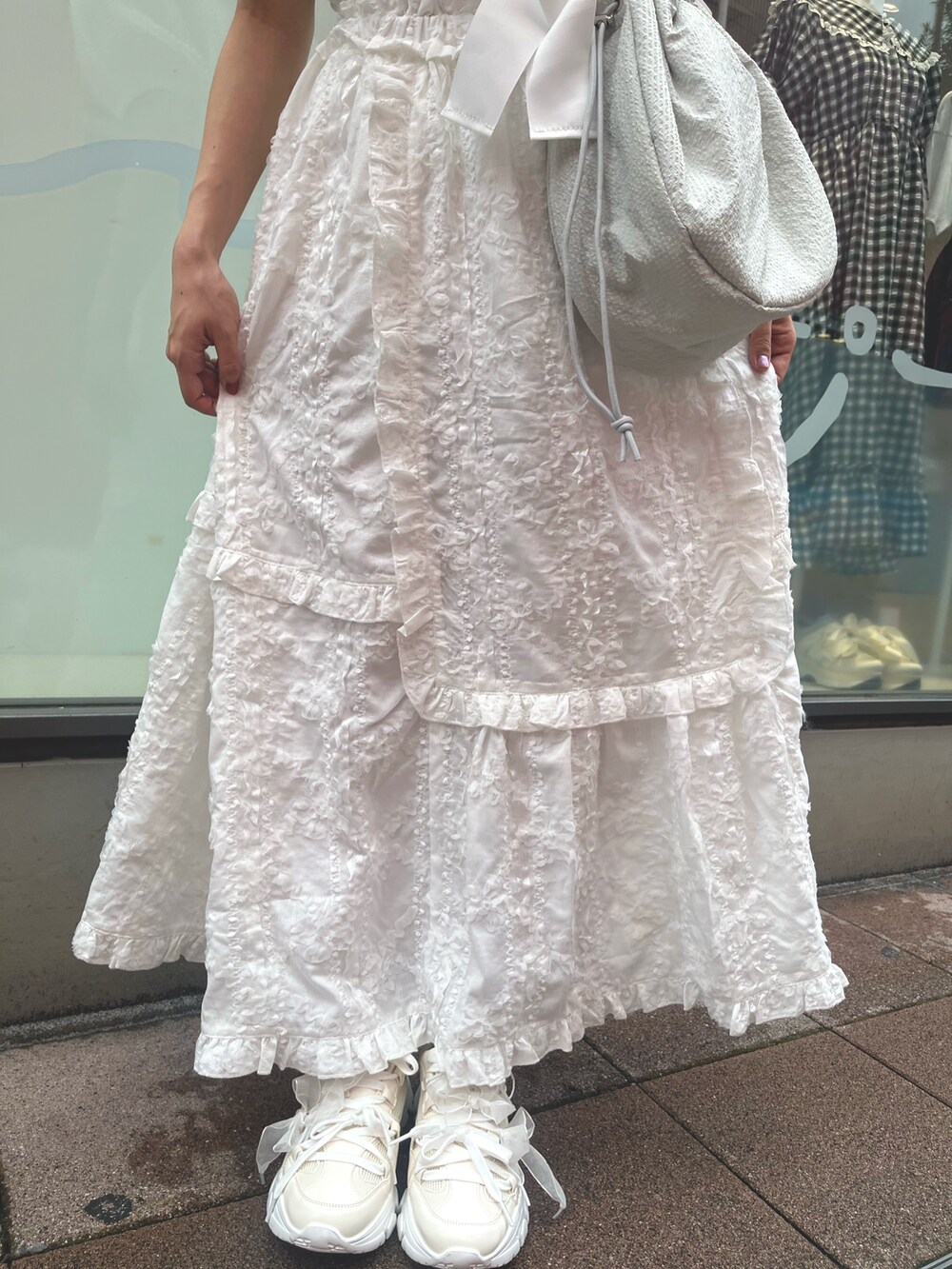 ホワイト系のスカート、ホワイト系のシャツ/ブラウス、グリーン系のショルダーバッグを着用したレディースの夏コーディネートの9枚目の写真