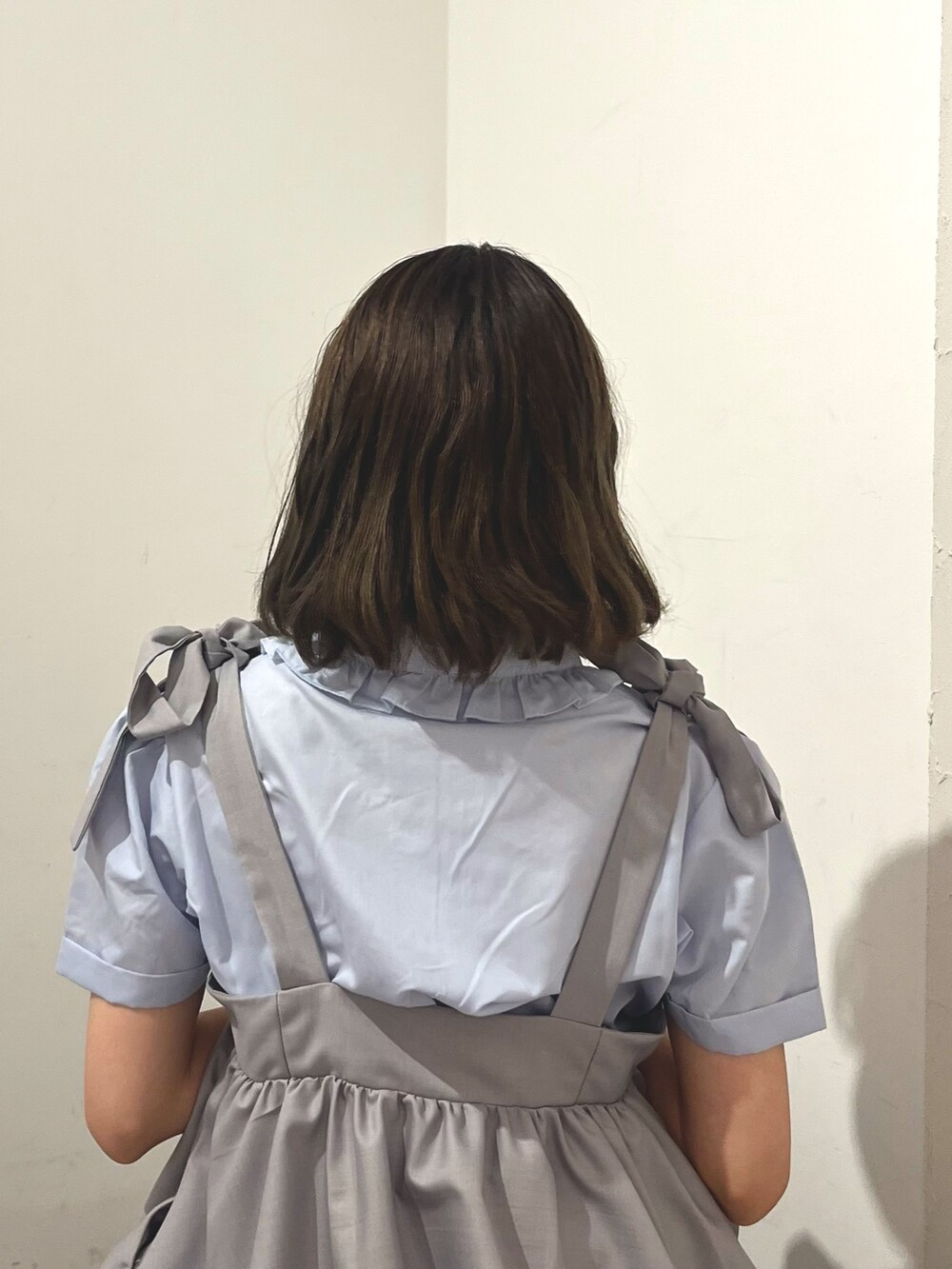 グレー系のワンピース、ブルー系のシャツ/ブラウス、ブラック系のスウェットパンツを着用したレディースの春コーディネートの6枚目の写真