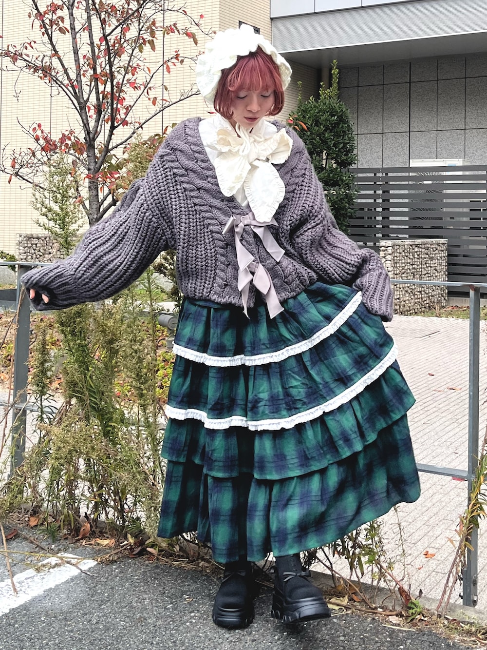 グリーン系のスカート、グレー系のカーディガン/ボレロ、ホワイト系のシャツ/ブラウスを着用したレディースの秋コーディネートの5枚目の写真