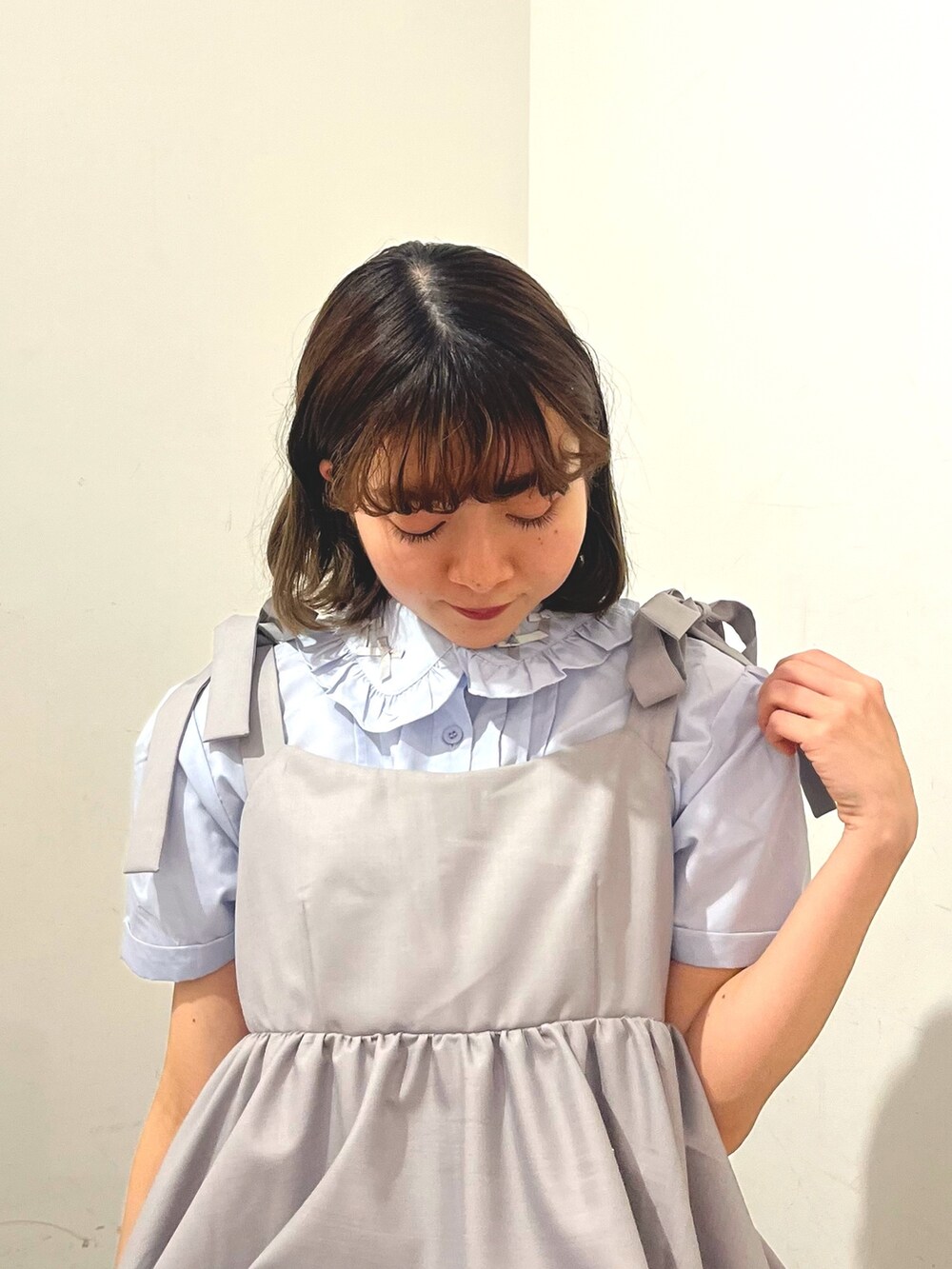 グレー系のワンピース、ブルー系のシャツ/ブラウス、ブラック系のスウェットパンツを着用したレディースの春コーディネートの5枚目の写真