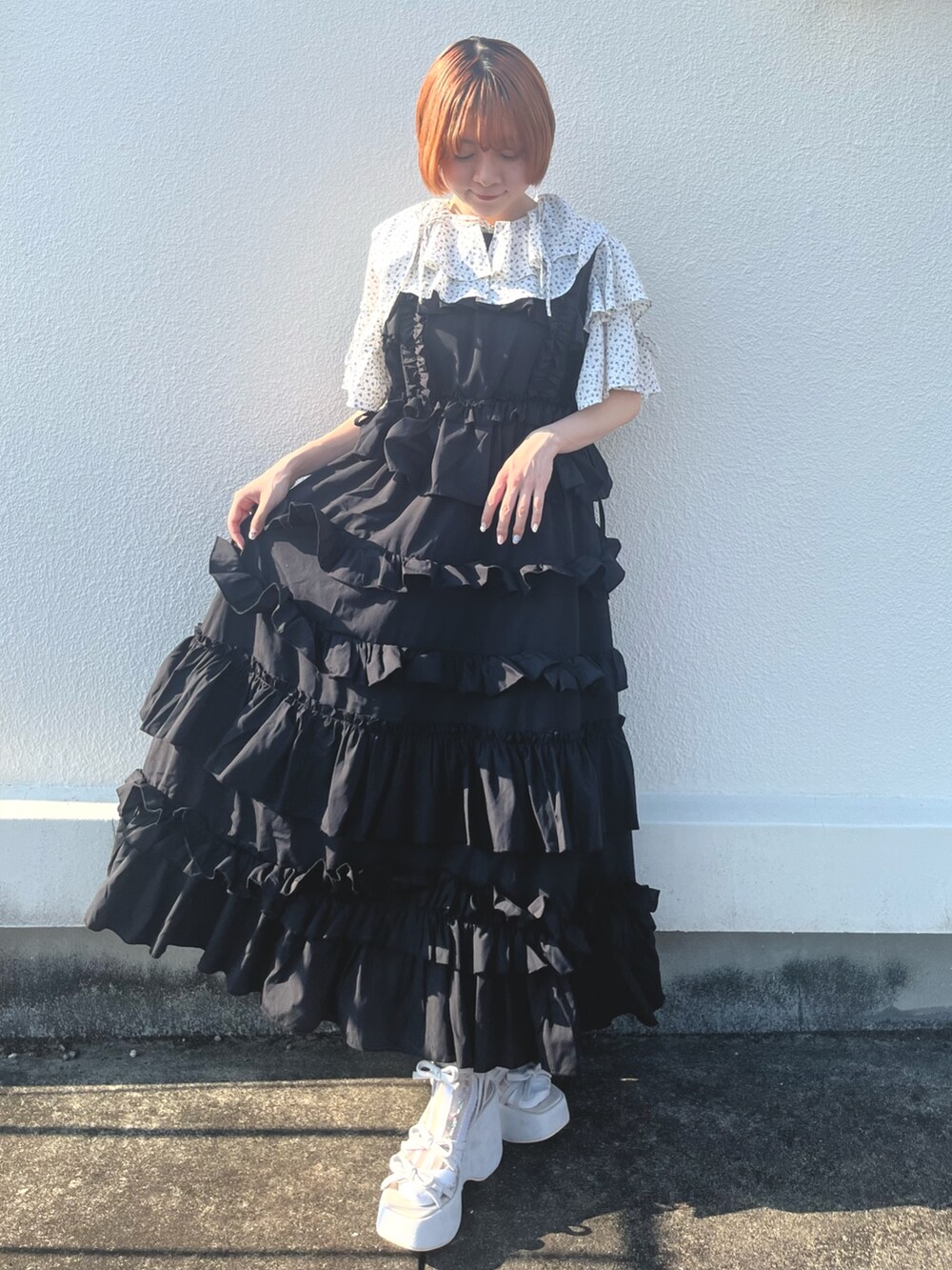 ブラック系のワンピース、その他のシャツ/ブラウス、ベージュ系のサンダルを着用したレディースの夏コーディネートの2枚目の写真