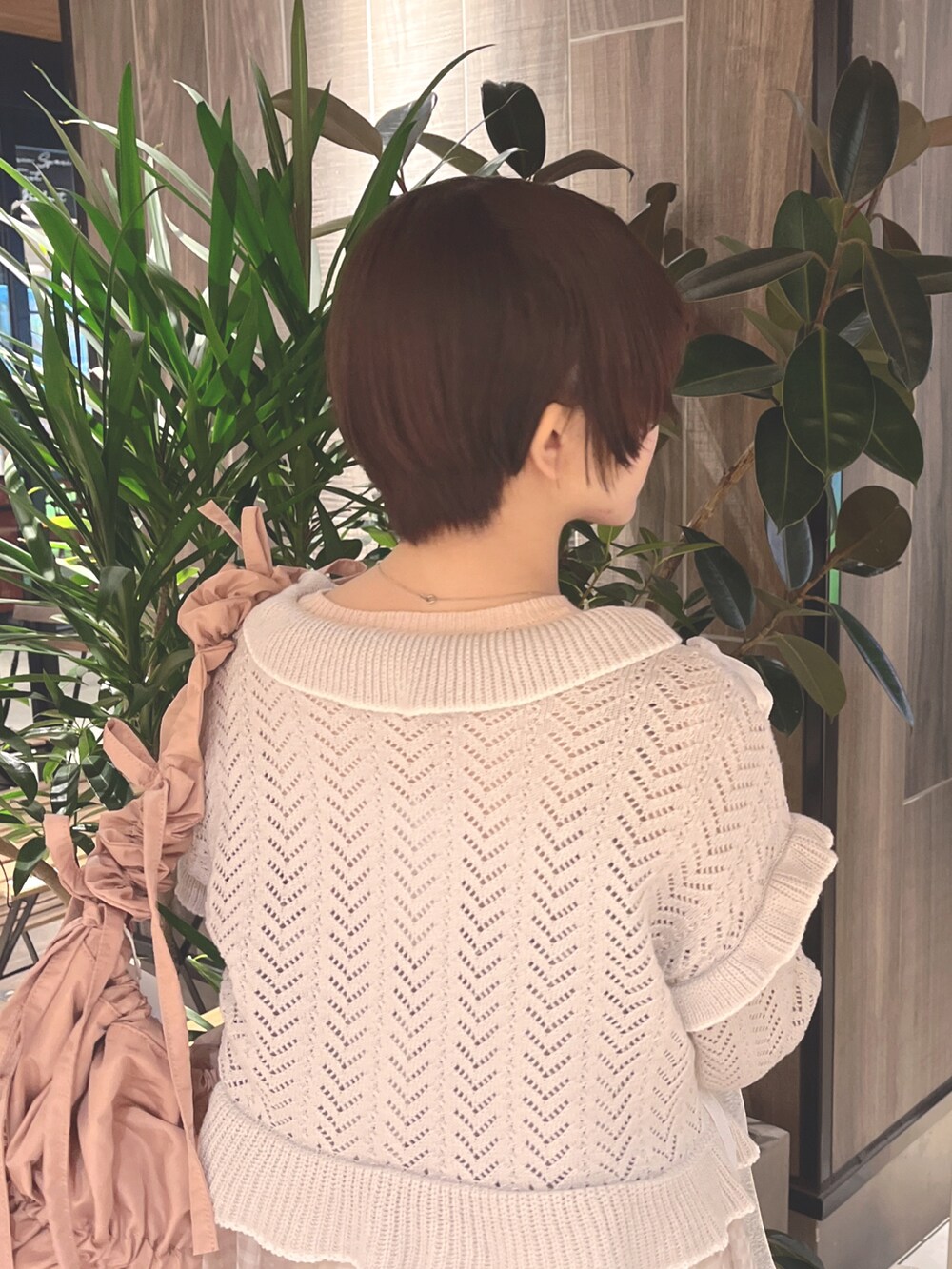 グレー系のカーディガン/ボレロ、ピンク系のニット/セーター、ベージュ系のワンピースを着用したレディースの春コーディネートの7枚目の写真