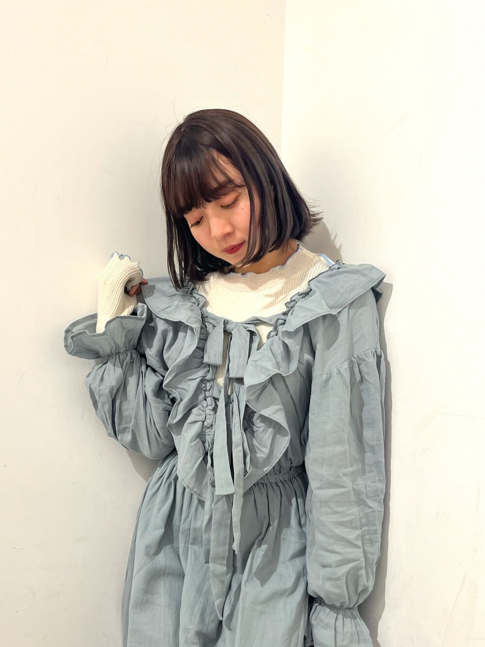 グリーン系のワンピース、ホワイト系のパンプス、ホワイト系のTシャツ/カットソーを着用したレディースの春コーディネートの6枚目の写真