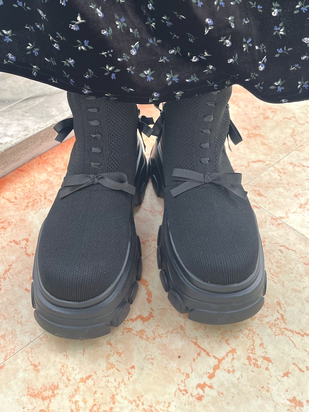 ブラウン系のムートンコート、ホワイト系のニット/セーター、その他のワンピースを着用したレディースの秋コーディネートの9枚目の写真