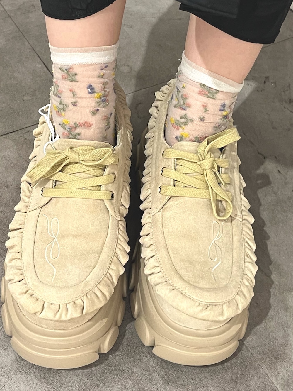 ホワイト系のシャツ/ブラウス、ブラック系のワンピース、ホワイト系のTシャツ/カットソーを着用したレディースの秋コーディネートの10枚目の写真