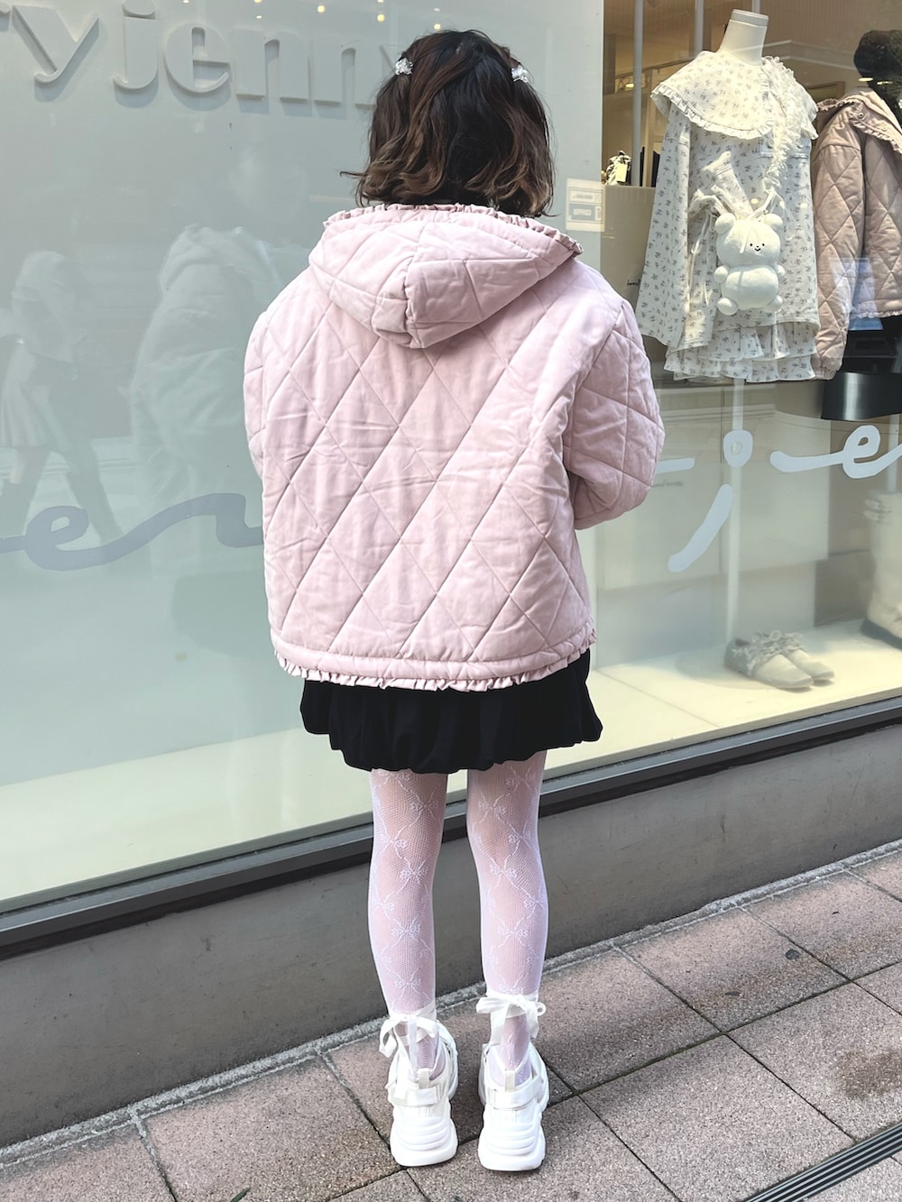 ピンク系のダウンジャケット/コート、ホワイト系のシャツ/ブラウス、ブラック系のカーディガン/ボレロを着用したレディースの秋コーディネートの7枚目の写真