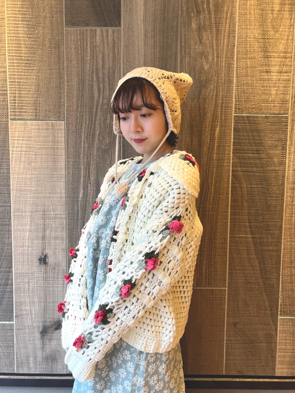 グリーン系のワンピース、ホワイト系のカーディガン/ボレロ、ホワイト系のブーツを着用したレディースの秋コーディネートの6枚目の写真