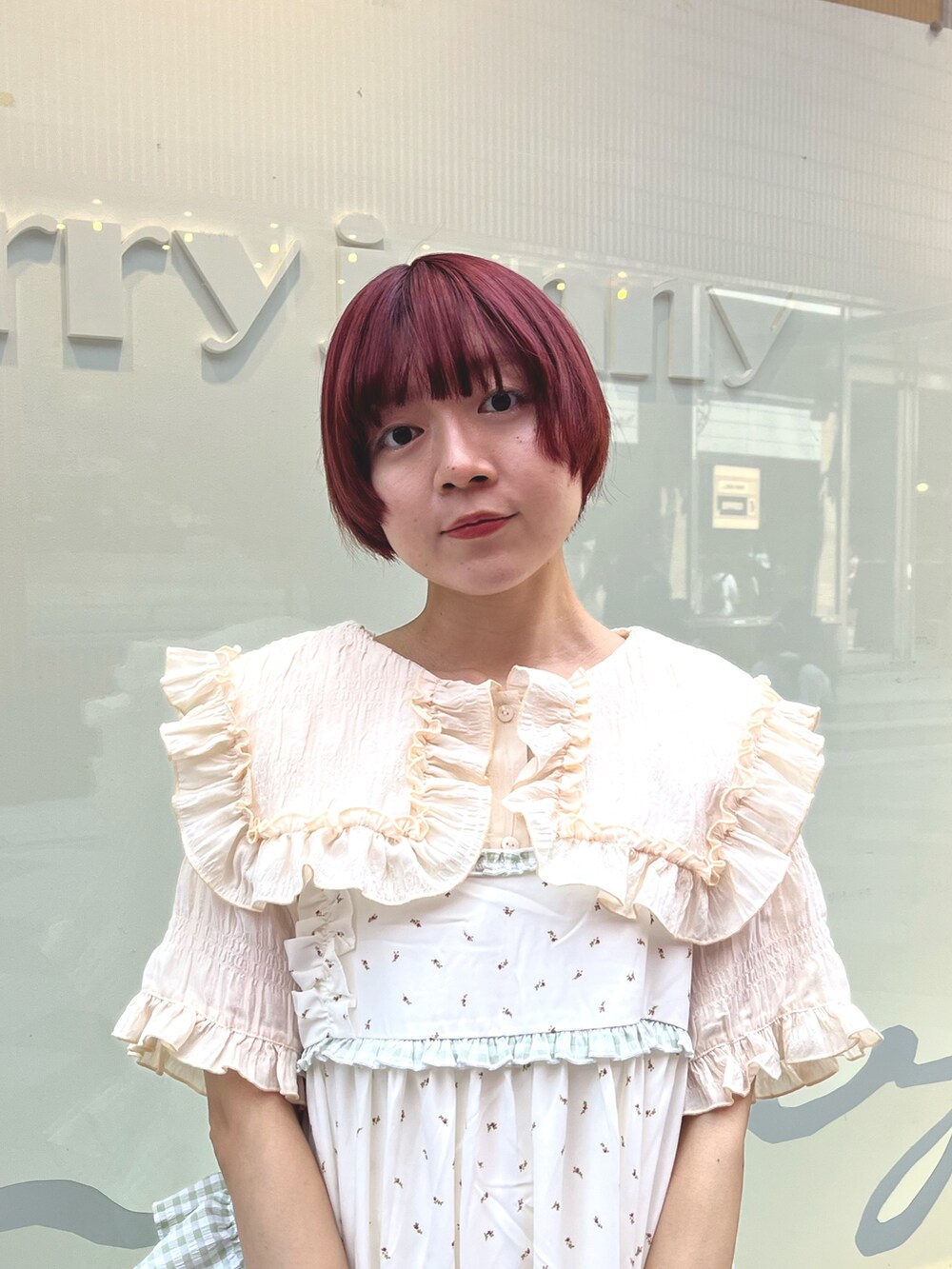 イエロー系のシャツ/ブラウス、グリーン系のワンピース、ホワイト系のサンダルを着用したレディースの春コーディネートの7枚目の写真