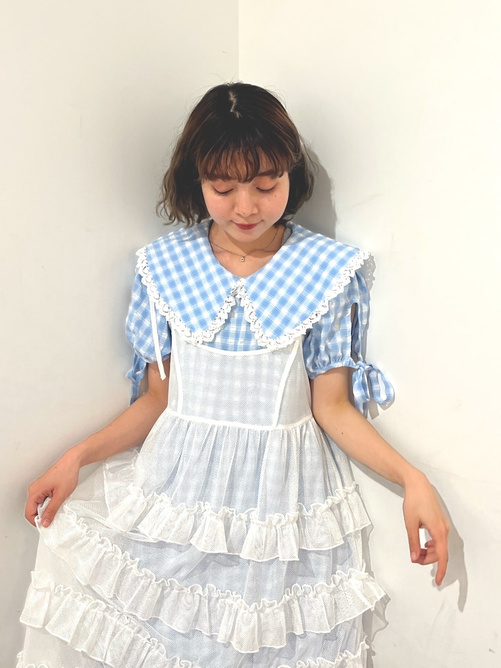 ホワイト系のワンピース、ブルー系のワンピース、ホワイト系のサンダルを着用したレディースの春コーディネートの7枚目の写真