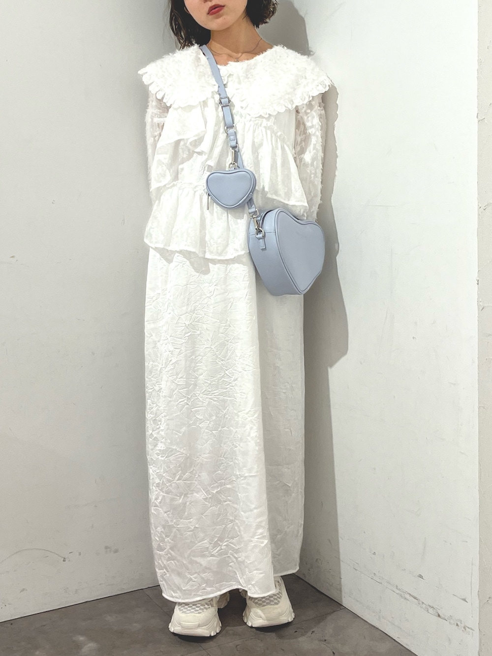 ホワイト系のシャツ/ブラウス、ホワイト系のワンピース、ホワイト系のスニーカーを着用したレディースの夏コーディネートの7枚目の写真