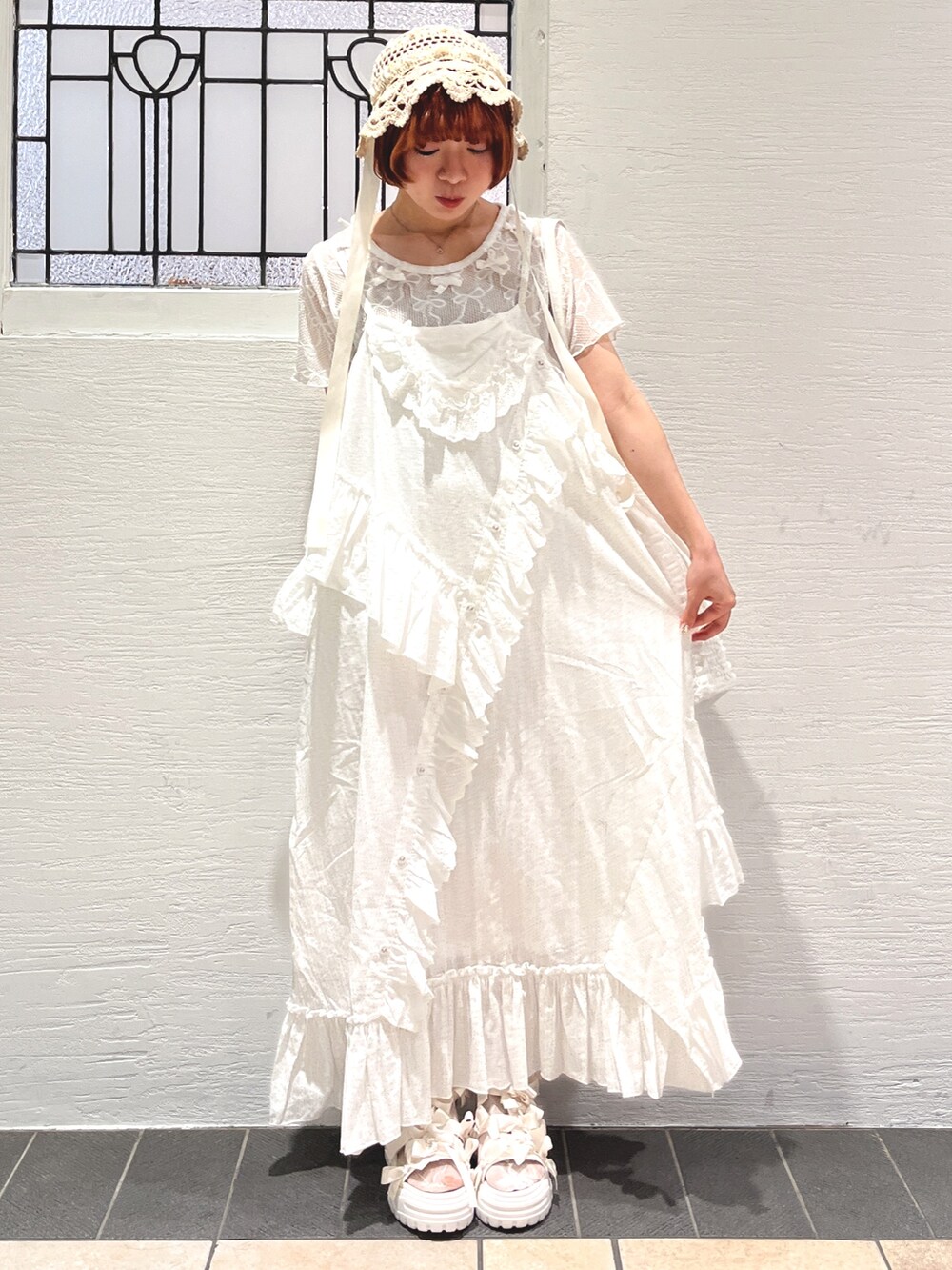 ホワイト系のワンピース、ホワイト系のTシャツ/カットソー、ホワイト系のトートバッグを着用したレディースの夏コーディネートの2枚目の写真