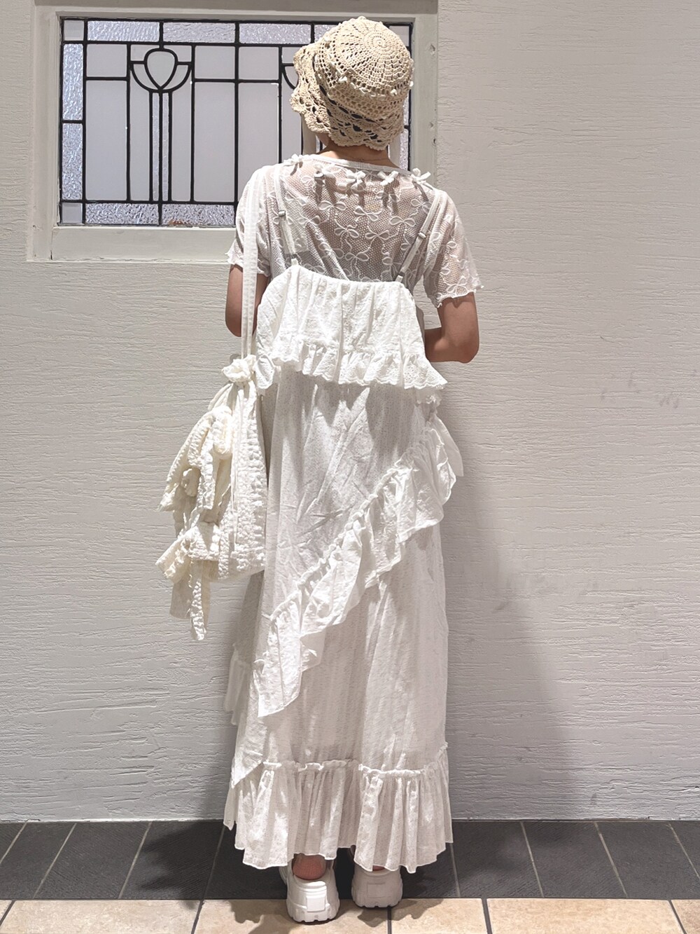 ホワイト系のワンピース、ホワイト系のTシャツ/カットソー、ホワイト系のトートバッグを着用したレディースの夏コーディネートの4枚目の写真