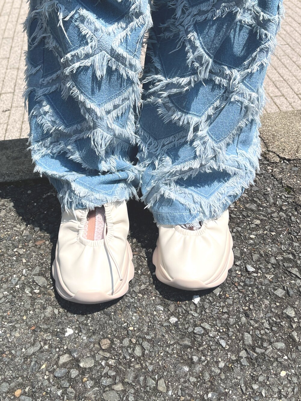 ブルー系のシャツ/ブラウス、ホワイト系のトートバッグ、ブルー系のデニムパンツを着用したレディースの夏コーディネートの10枚目の写真