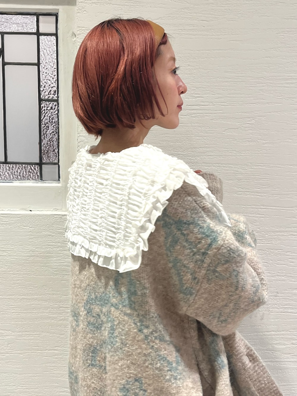 ホワイト系のシャツ/ブラウス、その他のワンピース、ベージュ系のカーディガン/ボレロを着用したレディースの秋コーディネートの7枚目の写真