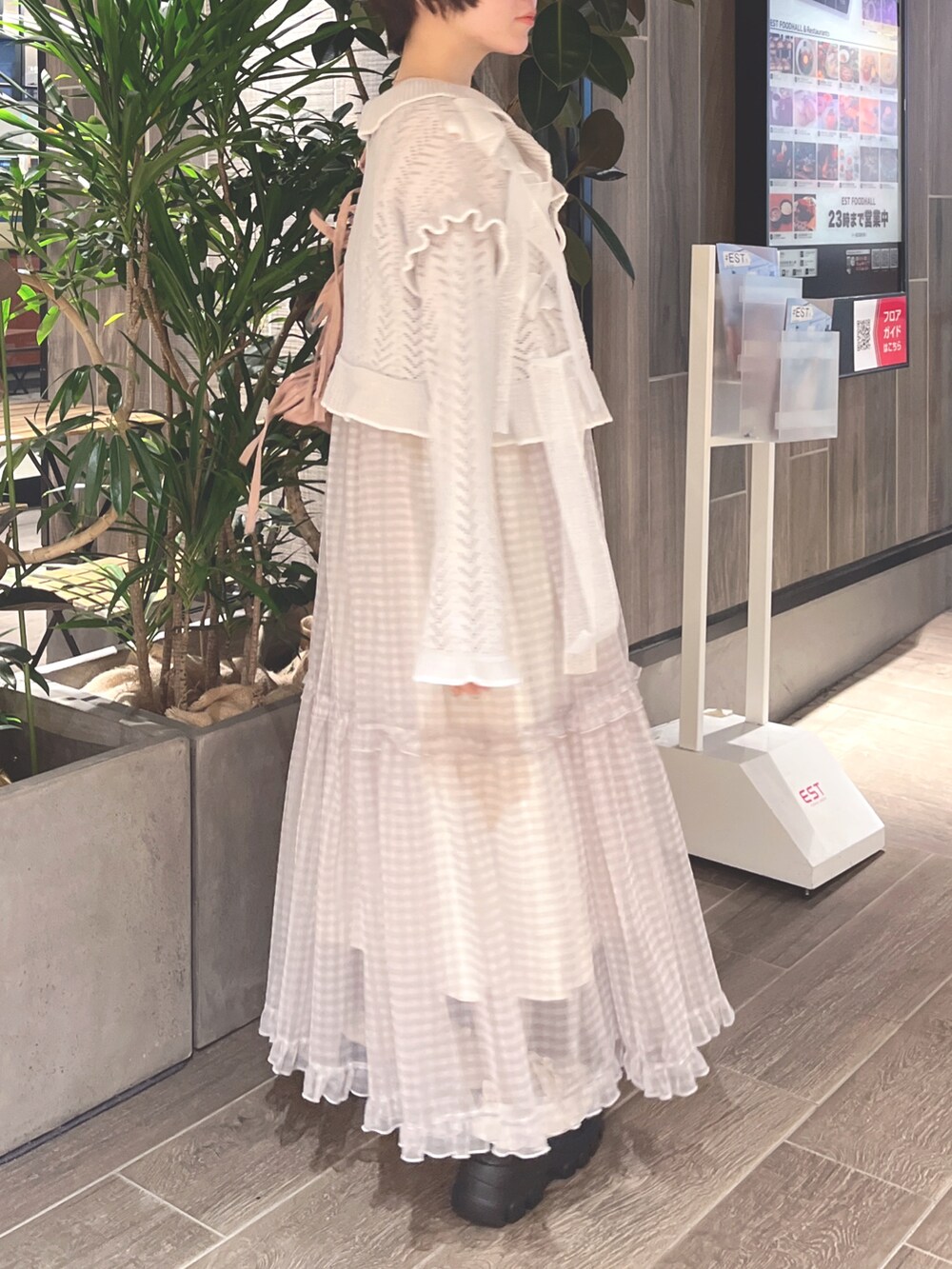 グレー系のカーディガン/ボレロ、ピンク系のニット/セーター、ベージュ系のワンピースを着用したレディースの春コーディネートの4枚目の写真