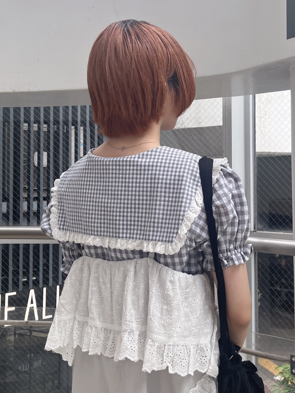 グレー系のワンピース、グレー系のシャツ/ブラウス、ブラック系のトートバッグを着用したレディースの夏コーディネートの7枚目の写真