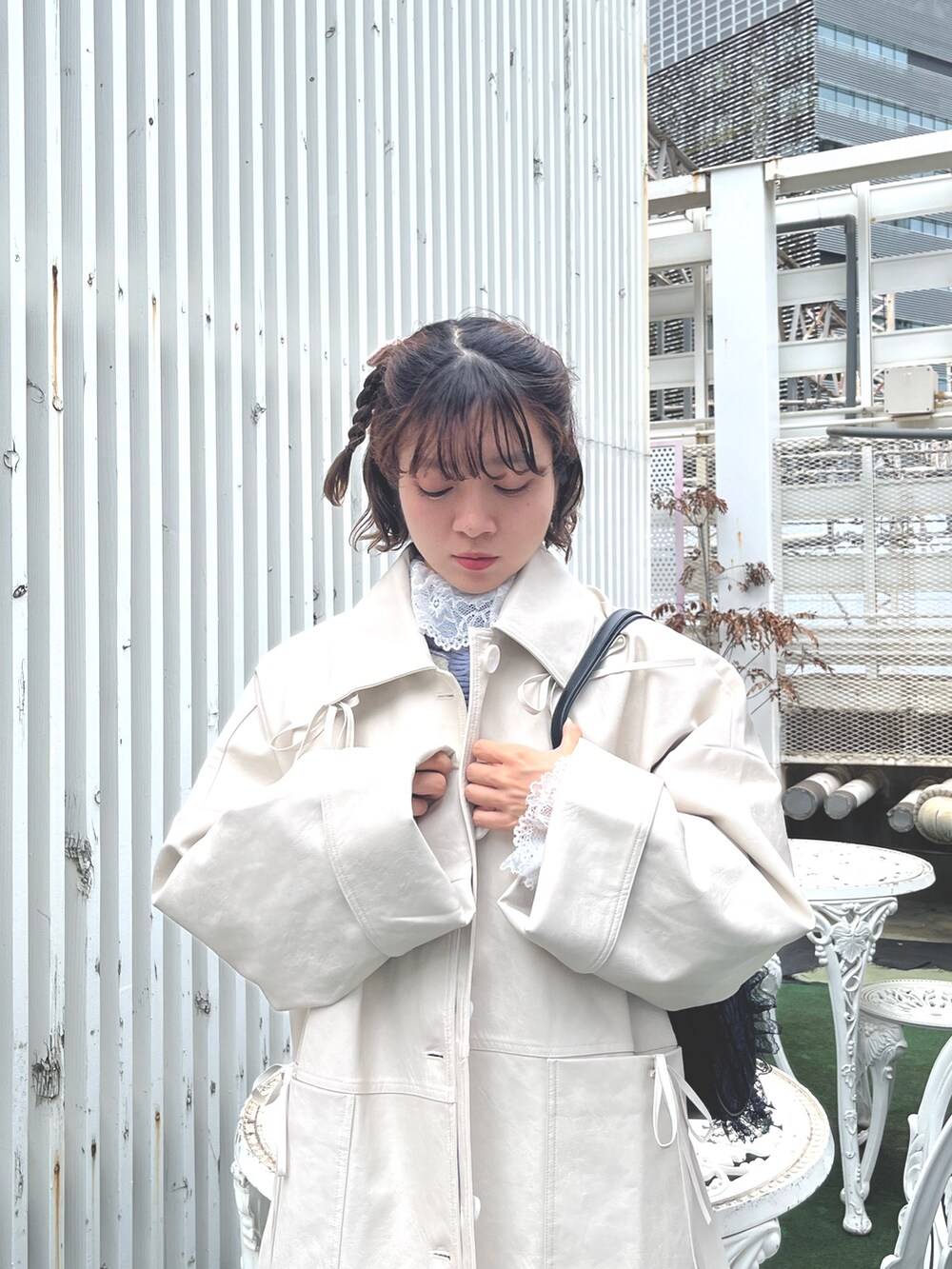 ホワイト系のブルゾン、グレー系のニット/セーター、ブルー系のカーディガン/ボレロを着用したレディースの秋コーディネートの8枚目の写真