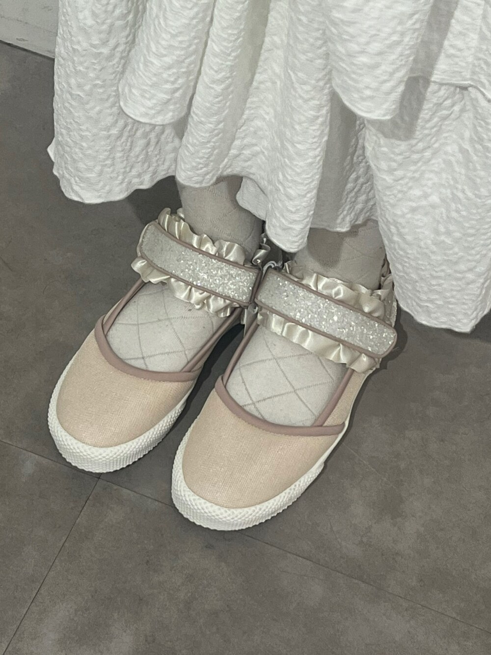 ホワイト系のシャツ/ブラウス、グレー系のスウェット、ピンク系のハンドバッグを着用したレディースの冬コーディネートの8枚目の写真