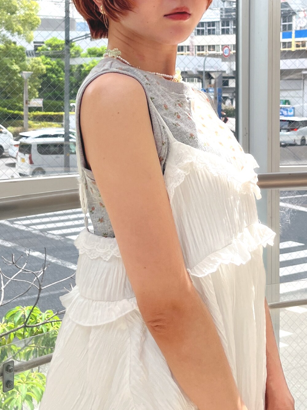 ホワイト系のワンピース、グレー系のタンクトップ、ホワイト系のスニーカーを着用したレディースの春コーディネートの8枚目の写真